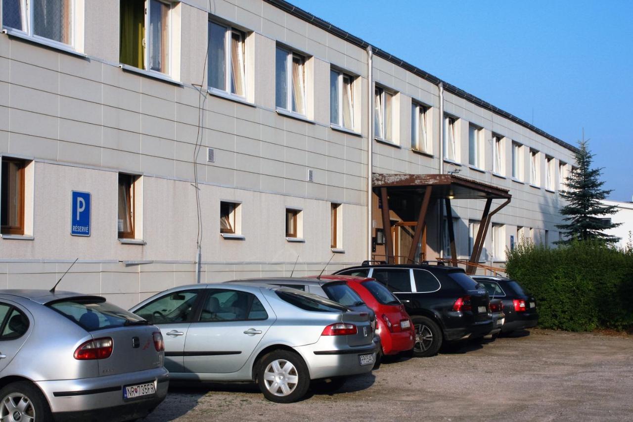 Garni Hotell Liptovský Mikuláš Exteriör bild
